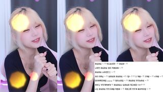 Cute Babe With Big Boobs Reading Korean Sex Story While Streaming Video