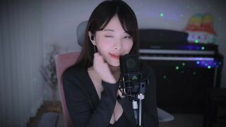 Mimojoo Teasing With Her Lips And Ear Licking ASMR Video