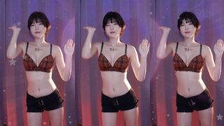 Yule Beauty Dancing While Getting her Jiggling Boobs Caught On Live Cam Video