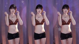 Yule Beauty Dancing While Getting her Jiggling Boobs Caught On Live Cam Video