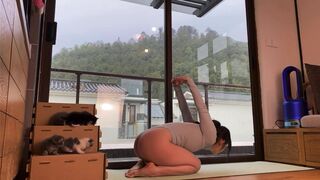 ZhouYiQin Sexy Big Ass Asian Exposing On Cam While Yoga Workout Video
