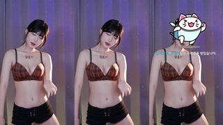 Yule Cutie In Short Pants Dancing While Showing Bouncy Boobs Video