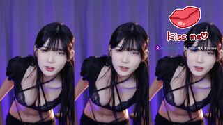 yule_.0.03 Asian Girl Teasing With Her Lips On Live Video