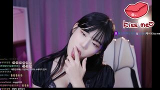 yule_.0.03 Asian Girl Teasing With Her Lips On Live Video