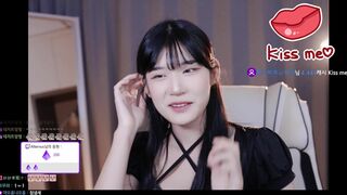 yule_.0.03 Asian Girl Teasing With Her Lips On Live Video