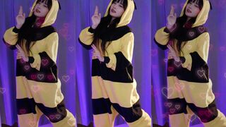 yule_.0.03 Cute Asian Girl Dancing On Live Cam Video