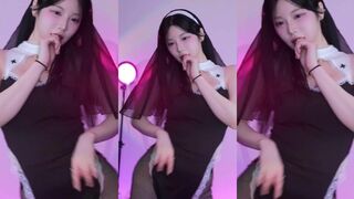 p_tilda Korean beauty Loves Dancing Off For Fans Video