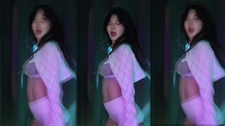 p_tilda Amazing Korean Girl Dancing It Off For her Fans On Live Video