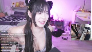 ny991017 Asian Showing Her Back On Live Video