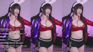 ny991017 Sexy Asian Girl Doing a Cute Dance On Live Video