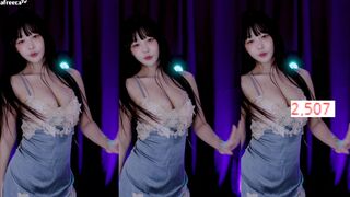 Pretty Asian babe In Blue Entertaining her Fans With Dancing Afreecatv Video