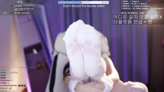 yule_.0.03 Pretty Asian Showing Her Feet on Cam Video