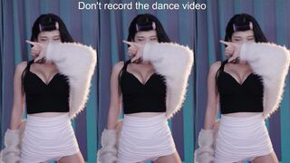 yule_.0.03 Teen Girl Loves Showing Off Tits On Live Video