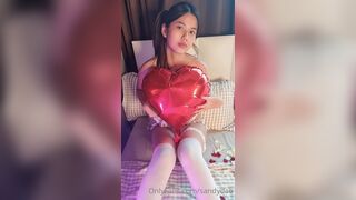 Sandydao Reveals her Hot Boobies On Bed Onlyfans Video