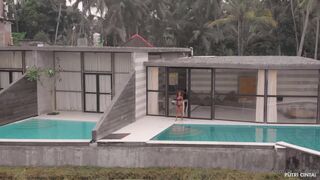 Putri Cinta Getting Naked and Shows Tits and Booty in Pool Onlyfans Video