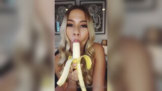 Ninacola3 Slutty Babe Sucking a Banana While Showing Herself Onlyfans Video