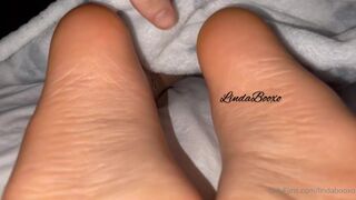 Lindabooxo Let a Guy Masturbates and Rubs her Feets with his Cock Onlyfans Video