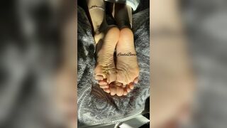 Lindabooxo Playing with her Sexy Feets till he Cums on Them Onlyfans Video