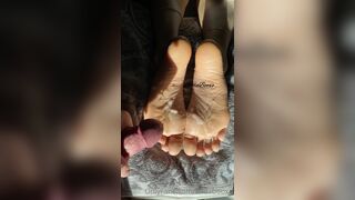 Lindabooxo Playing with her Sexy Feets till he Cums on Them Onlyfans Video