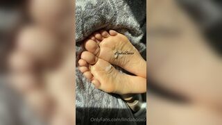 Lindabooxo Playing with her Sexy Feets till he Cums on Them Onlyfans Video
