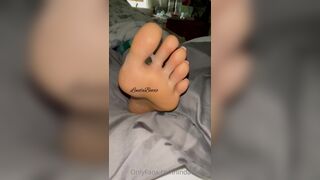 Lindabooxo Gets Cumshots on her Feets Onlyfans Video