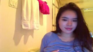 Dumplinghyuga Playing with her Curvy Tits in Live Video