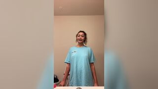 Filipinacolada Shakes her Tits While Chatting with Fans Video