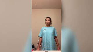 Filipinacolada Shakes her Tits While Chatting with Fans Video