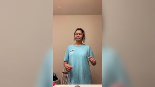 Filipinacolada Shakes her Tits While Chatting with Fans Video