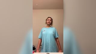 Filipinacolada Shakes her Tits While Chatting with Fans Video