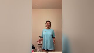 Filipinacolada Shakes her Tits While Chatting with Fans Video