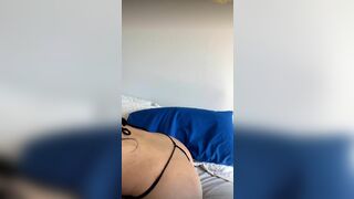 Quqco vibrating her pussy on live stream