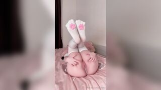 Saizneko Kitty Legs Holding Up And Flashed Her Pussy Onlyfans Leak