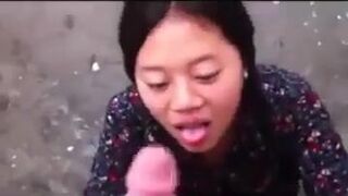 Horny Asian Teen Getting Her Bf Sucked While Going For a Walk in Outdoor Video