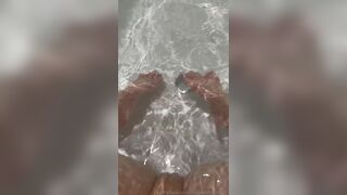 Potato Godzilla Flash Her Nude Pussy Under Water Leak Onlyfans