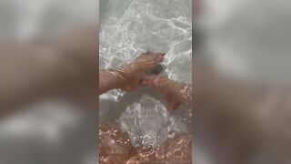 Potato Godzilla Flash Her Nude Pussy Under Water Leak Onlyfans
