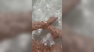 Potato Godzilla Flash Her Nude Pussy Under Water Leak Onlyfans