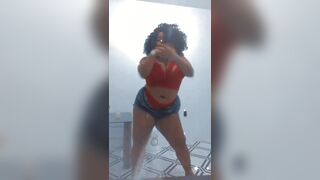 Big Ebony Babe Twerking Her Huge Booty While Dancing Video