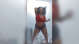 Big Ebony Babe Twerking Her Huge Booty While Dancing Video