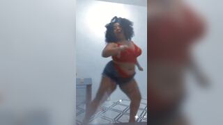 Big Ebony Babe Twerking Her Huge Booty While Dancing Video