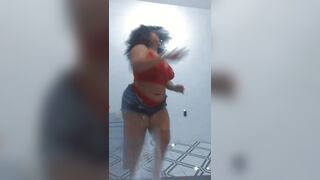 Big Ebony Babe Twerking Her Huge Booty While Dancing Video