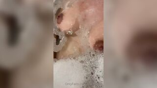 Yee33haw Horny Chick Exposed Her Big Tits While Bathing Onlyfans Video
