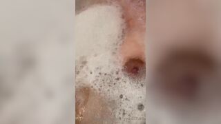 Yee33haw Horny Chick Exposed Her Big Tits While Bathing Onlyfans Video